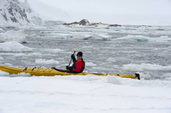 A Ana nas águas geladas de Kinnes Cove, na Antártida (foto de Vladimir Seliverstov)
